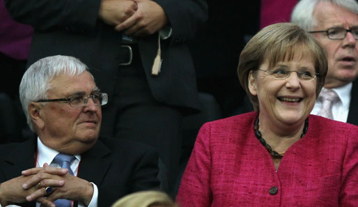 DFB-Präsident Theo Zwanziger (l.) neben Angela Merkel fördert weiter Frauenfußball