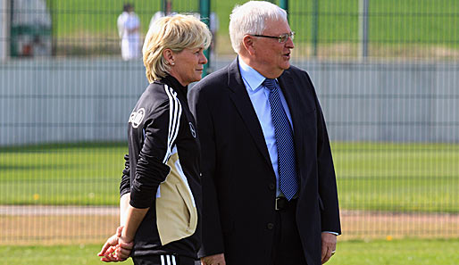 DFB-Präsident Theo Zwanziger gibt Bundestrainerin Silvia Neid volle Rückendeckung