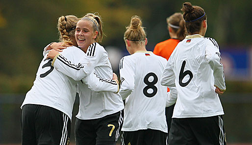Vivien Beil (2.v.l.) erzielte das entscheidende zweite Tor für die deutsche U-17-Nationalmannschaft