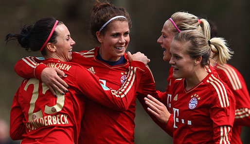 Sarah Hagen (M.) hat mit drei Toren den FC Bayern fast im Alleingang ins Pokalfinale geschossen