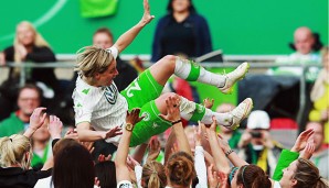 Martina Müller wird nach dem DFB-Pokal-Sieg über Potsdam gefeiert