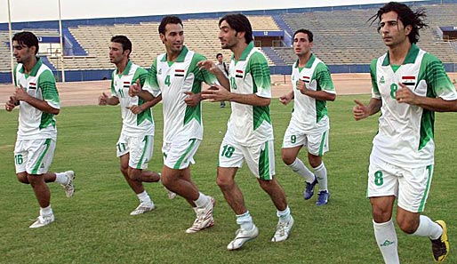 Spieler der irakischen Nationalelf trainieren im September 2008 im Al-Shaab Stadion in Bagdad