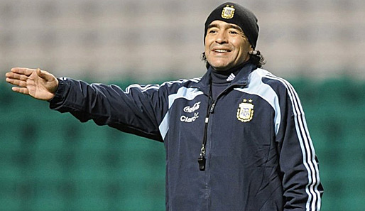 Diego Maradona steht erstmals als Argentiniens Nationalcoach an der Seitenlinie
