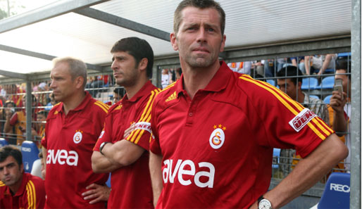 Michael Skibbe (rechts) steht bei Galatasaray in der Kritik