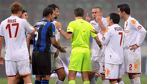 Alle Weißen hassen den Gelben: Der AS Rom fühlte sich von Schiri Rizzoli in Mailand verschaukelt.