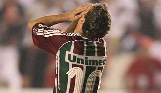 Thiago Neves beging eine Tätlichkeit gegen einen Balljungen