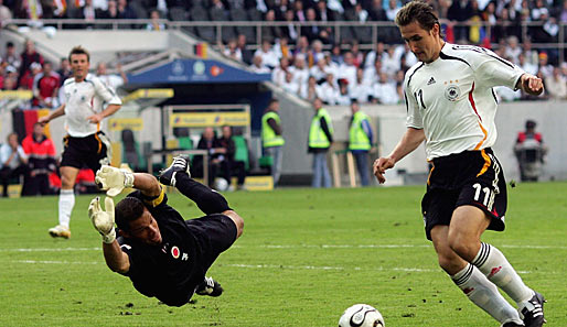Hier versucht Oscar Cordoba 2006 im kolumbianischen Nationaltrikot gegen Miroslav Klose zu retten