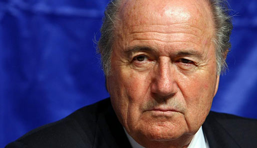 Sepp Blatter hat was gegen Zäune und Stehplätze in den Fußballstadien