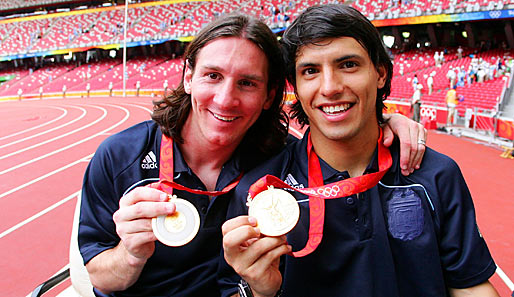 Sergio Agüero und Lionel Messi mit ihren olympischen Goldmedaillen
