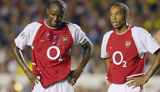 Patrick Vieira (l.) und Thierry Henry spielten zwischen 1999 und 2005 gemeinsam beim FC Arsenal