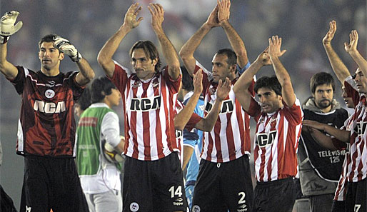 Die Spieler von Estudiantes de la Plata feiern den Finaleinzug in der Copa Libertadores