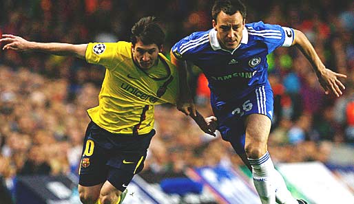 John Terry (r.) im Duell mit Lionel Messi vom FC Barcelona. Wird Terry der bestbezahlte Kicker?