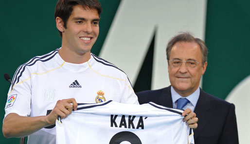 Real Madrids Präsident Florentino Perez (r.) präsentiert Neuzugang Kaka vom AC Mailand