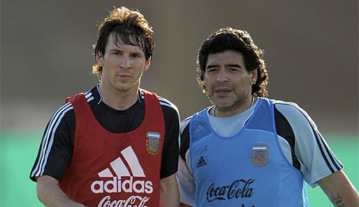 Diego Maradona (r.) und sein wichtigster Spieler Lionel Messi vom FC Barcelona