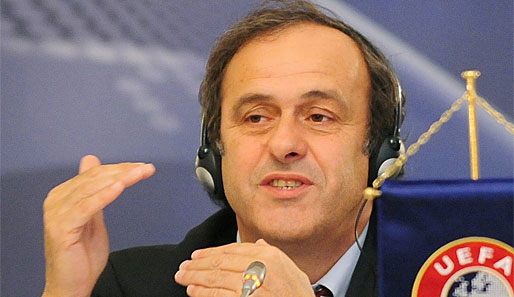 UEFA-Präsident Michel Platini zeigt Flagge gegen den Rassimus