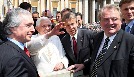 Kritik aus dem Vatikan: "Man sollte prüfen, ob diese Summen noch in die Welt des Fußballs passen."
