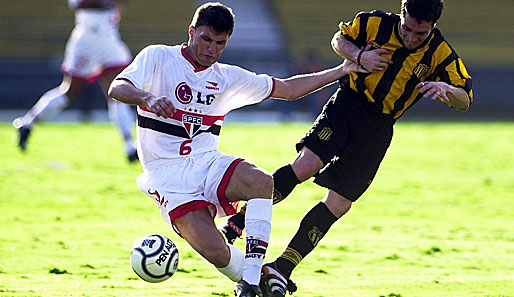 Der ehemalige Bremer Gustavo Nery (l.) spielte im Jahr 2001 mit Sao Paulo gegen CA Penarol