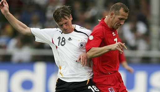 Jeff Strasser in einem Länderspiel 2006 in Deutschland (0:7)