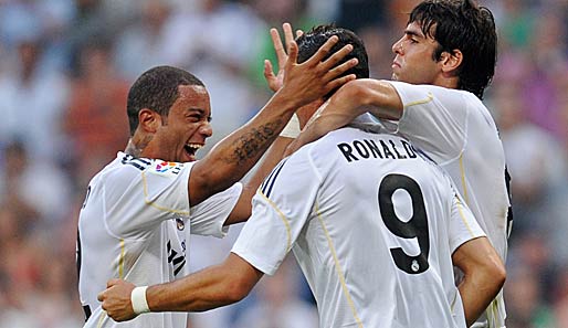 Marcelo Vieira (l.) und Kaka (r.) gratulieren Ronaldo zu seinem Tor zum 2:1 gegen La Coruna