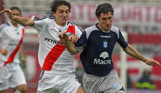 Rodrigo Archubi (l.) spielte 2007 für Olympiakos Piräus auch in der Champions League