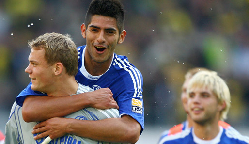 Carlos Zambrano (o.) und Manuel Neuer haben derzeit viel Spaß beim FC Schalke 04
