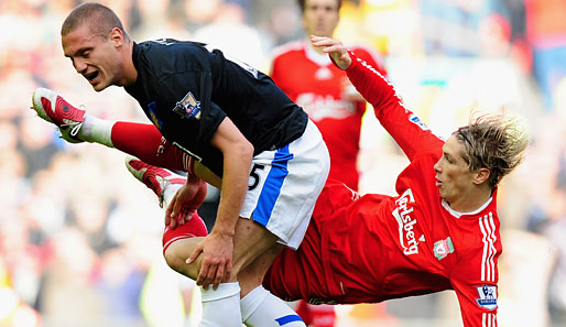 Zwei Superstars im Duell: Manchester Uniteds Nemanja Vidic (l.) und Liverpools Fernando Torres