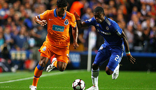 Portos Hulk (l.) im Duell mit Salomon Kalou vom FC Chelsea