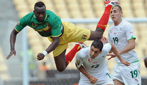 Algerien und Karim Matmour (m.) holen die ersten Punkte im Afrika-Cup