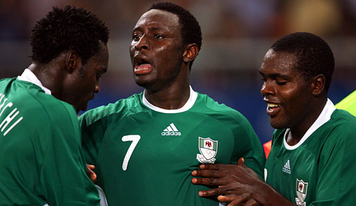Chinedu Obasi (M.) spielt mit Nigeria um den Titel beim Afrika-Cup in Angola