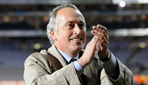 Giancarlo Abete wird der UEFA die Kandidatur Italiens zur Ausrichtung der EM 2016 überreichen