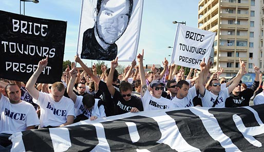 Hunderte Fans gehen für den verstorbenen Brice Taton auf die Straße