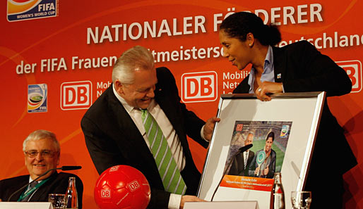 Steffi Jones und Rüdiger Grube präsentieren die Deutsche Bahn als Sponsor für die WM 2011