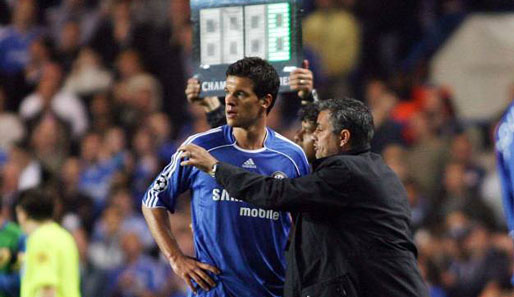 Ballack (l.) spielte von 2006 bis Ende 2007 unter Coach Jose Mourinho bei den Blues