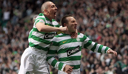 Lee Naylor und Scott Brown feiern das Führungstor. Für Celtic war es der 139. Sieg im Old Firm