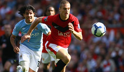 Nemanja Vidic (r.) spielt seit 2006 für Manchester United und erzielte acht Tore in 102 Spielen