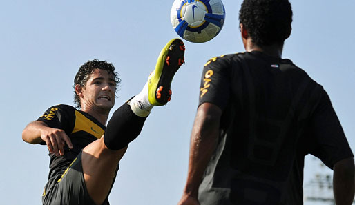 Milan-Stürmer Pato (l.) war bei Brasiliens 3:0-Sieg gegen den Iran erfolgreich