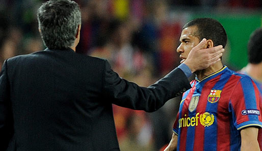 Zeit der Zärtlichkeit: Real-Trainer Jose Mourinho (l) und Barcelonas Dani Alves