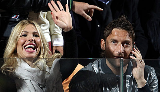 Roma-Kapitän Francesco Totti mit seiner Frau Ilary Blasi: Sie lachen nur noch abseits des Platzes
