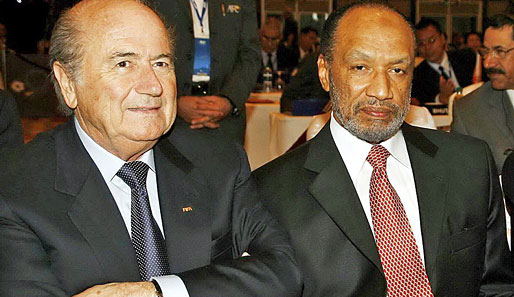 Mohammed bin Hammam (r.) will Josef Blatter vom FIFA-Thron stoßen