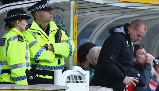 Celtic-Coach Neil Lennon (r.) wurde beim Spiel gegen die Hearts von einem Fan attackiert