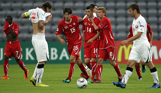 Den Sieg bejubelt die Schweiz, den Halbfinal-Einzug beide Teams