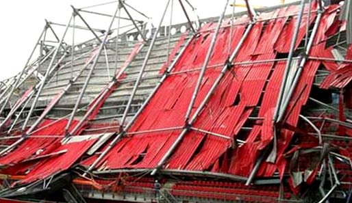Nach dem Einsturz des Stadiondachs in Enschede ist ein zweiter Arbeiter verstorben