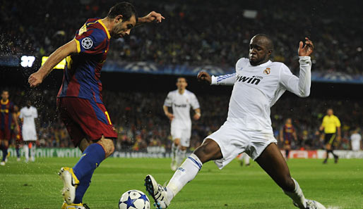Lassana Diarra (r.), hier gegen Javier Mascherano, spielt bei Real Madrid keine Rolle mehr