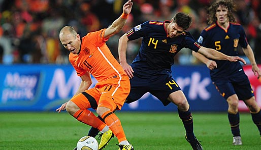 Arjen Robben (l.) und die Elftal sind in der FIFA-Weltrangliste an Spanien vorbeigezogen
