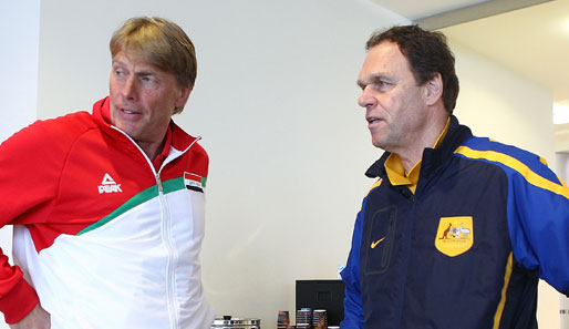 Wolfgang Sidka (l.) im Gespräch mit dem australischen Nationaltrainer Holger Osieck