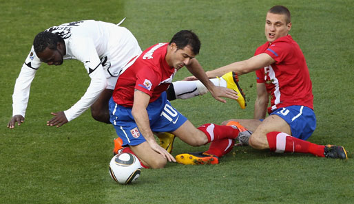 Nemanja Vidic und Dejan Stankovic (M.) werden nicht mehr die serbische Nationalmannschaft spielen