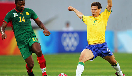Der Brasilianer Hernanes (r.) besorgte gegen Gabun das entscheidende Tor zum 2:0-Endstand