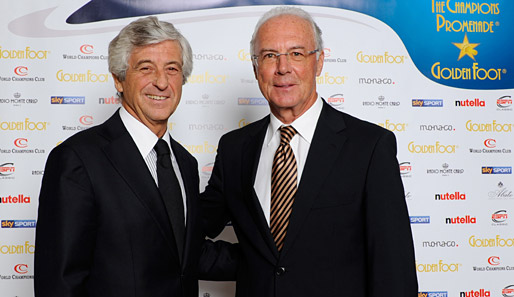 Gianni Rivera (l.) wird mit dem "UEFA-Präsidenten-Preis" ausgezeichnet