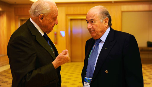 Joao Havelange (l.) im Gespräch mit Sepp Blatter