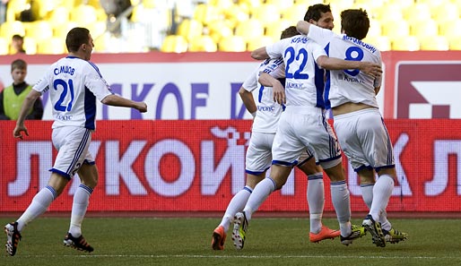 Kevin Kuranyi lässt sich nach seinem Tor für Dynamo Moskau feiern